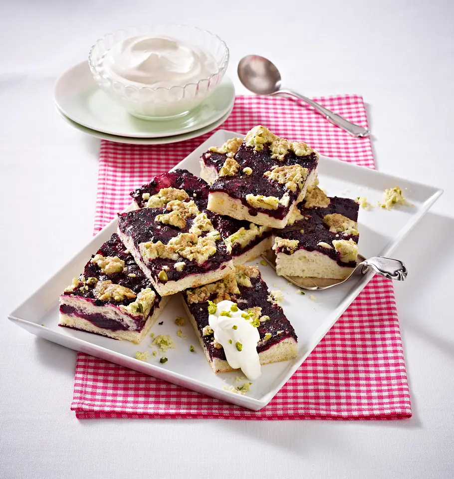 Heidelbeer-Blechkuchen mit Pistazienstreuseln Rezept