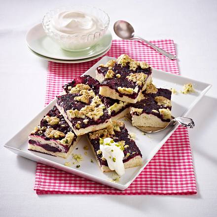 Heidelbeer-Blechkuchen mit Pistazienstreuseln Rezept Heidelbeer-Blechkuchen mit Pistazienstreuseln Rezept