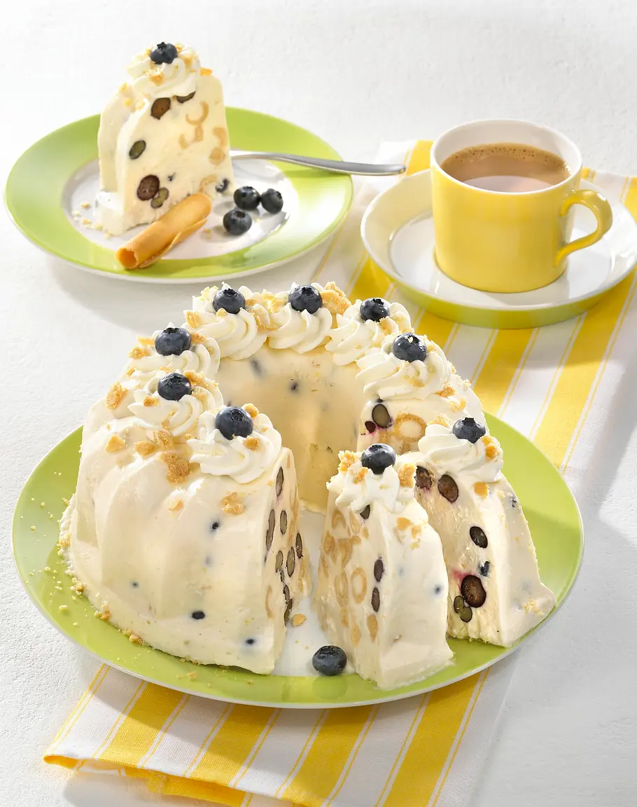 Heidelbeer-Buttermilch-Eistorte Rezept Heidelbeer-Buttermilch-Eistorte Rezept