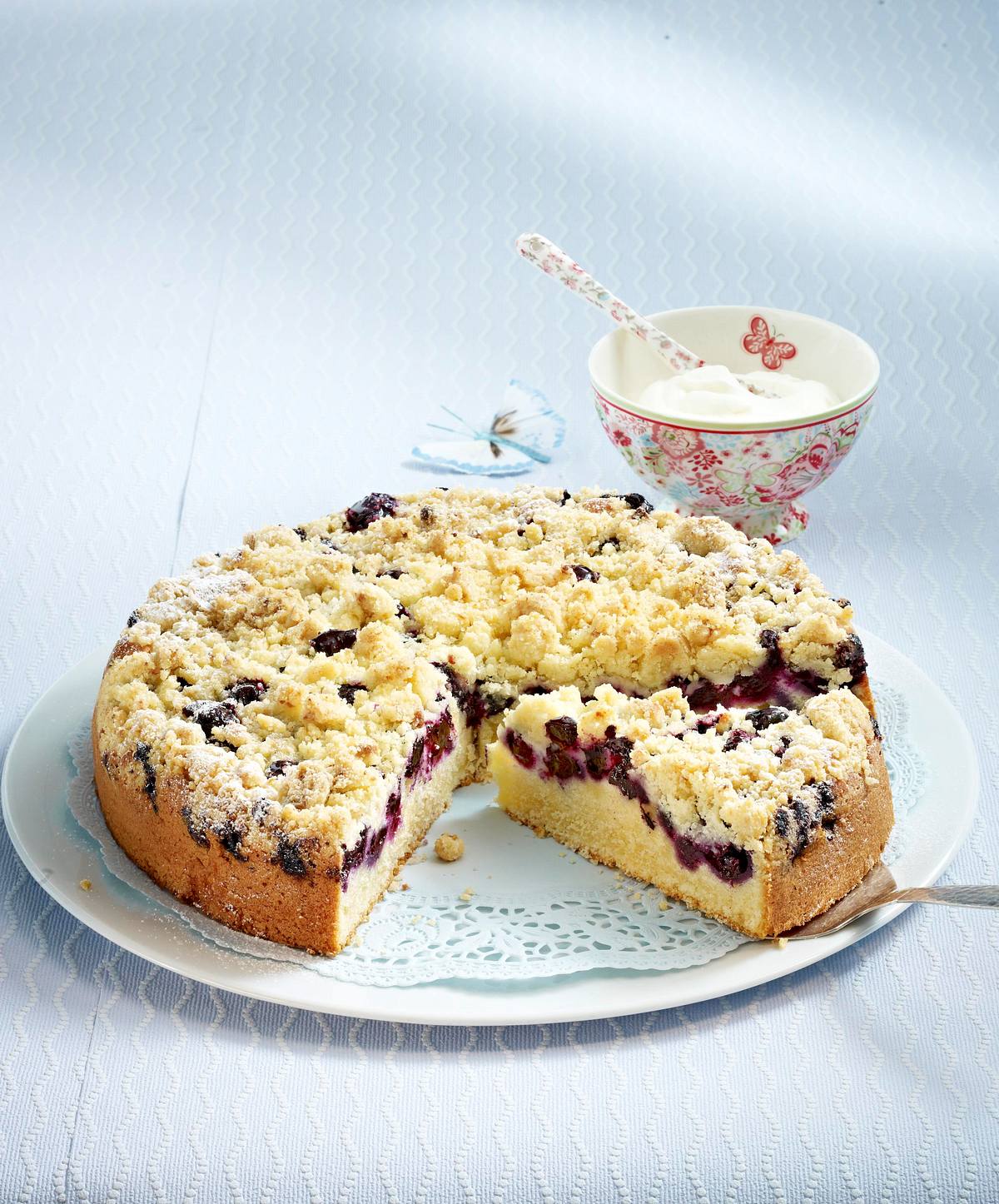 Heidelbeer-Buttermilch-Kuchen mit Marzipanstreuseln Rezept