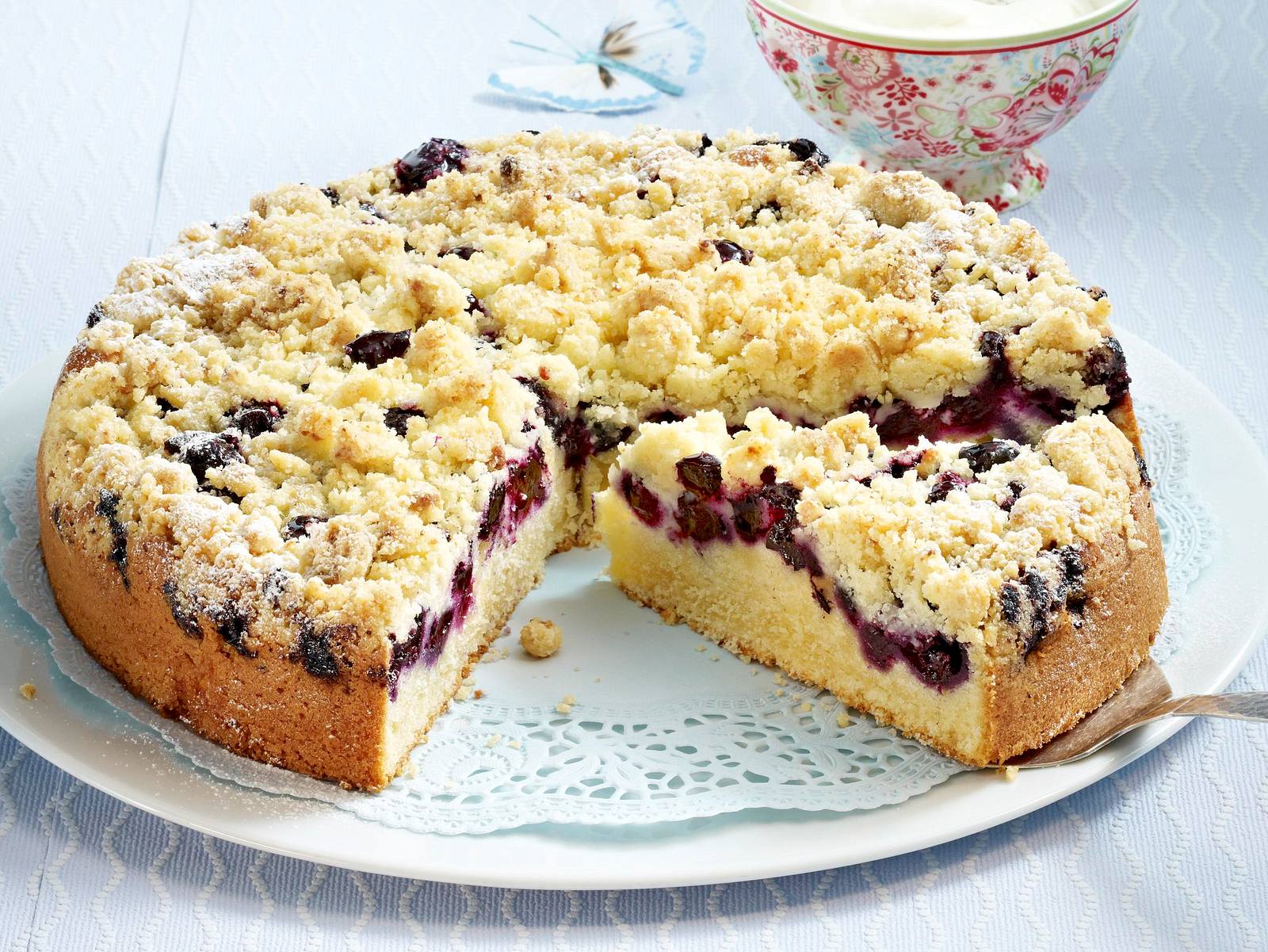Heidelbeer-Buttermilch-Kuchen mit Marzipanstreuseln Rezept | LECKER