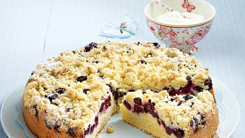 Heidelbeer-Buttermilch-Kuchen mit Marzipanstreuseln Rezept - Foto: House of Food / Bauer Food Experts KG