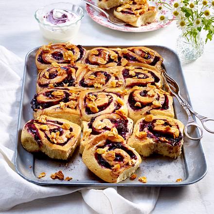 Heidelbeer-Hefeschnecken vom Blech Rezept Heidelbeer-Hefeschnecken vom Blech Rezept