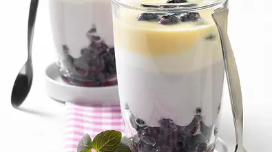 Heidelbeer-Joghurt-Becher Rezept - Foto: LECKER @ Bauer Media Group