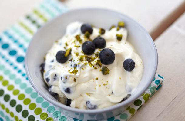 Heidelbeer-Joghurtcreme mit knackigen Pistazien Rezept Heidelbeer-Joghurtcreme mit knackigen Pistazien Rezept