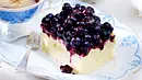 Ein quadratisches Stück Heidelbeer-Käsekuchen ohne Boden - Foto: LECKER @ Bauer Media Group