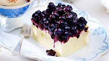 Ein quadratisches Stück Heidelbeer-Käsekuchen ohne Boden - Foto: House of Food / Bauer Food Experts KG