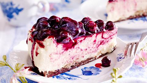 Ein Stück Cheesecake mit Heidelbeer-Topping - Foto: House of Food / Bauer Food Experts KG