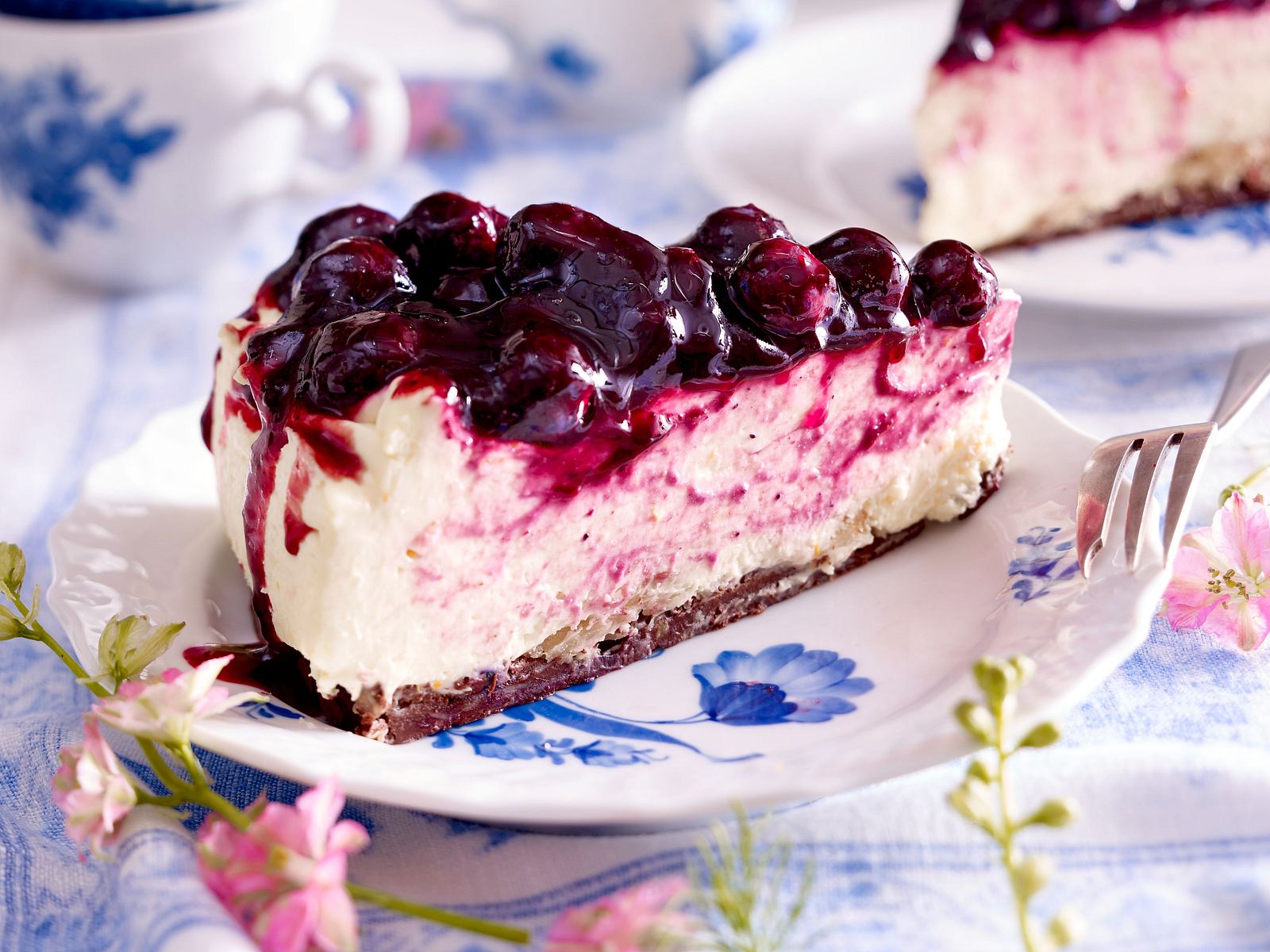 Heidelbeer-Käsekuchen mit Schokoboden | LECKER Heidelbeer-Käsekuchen mit Schokoboden | LECKER