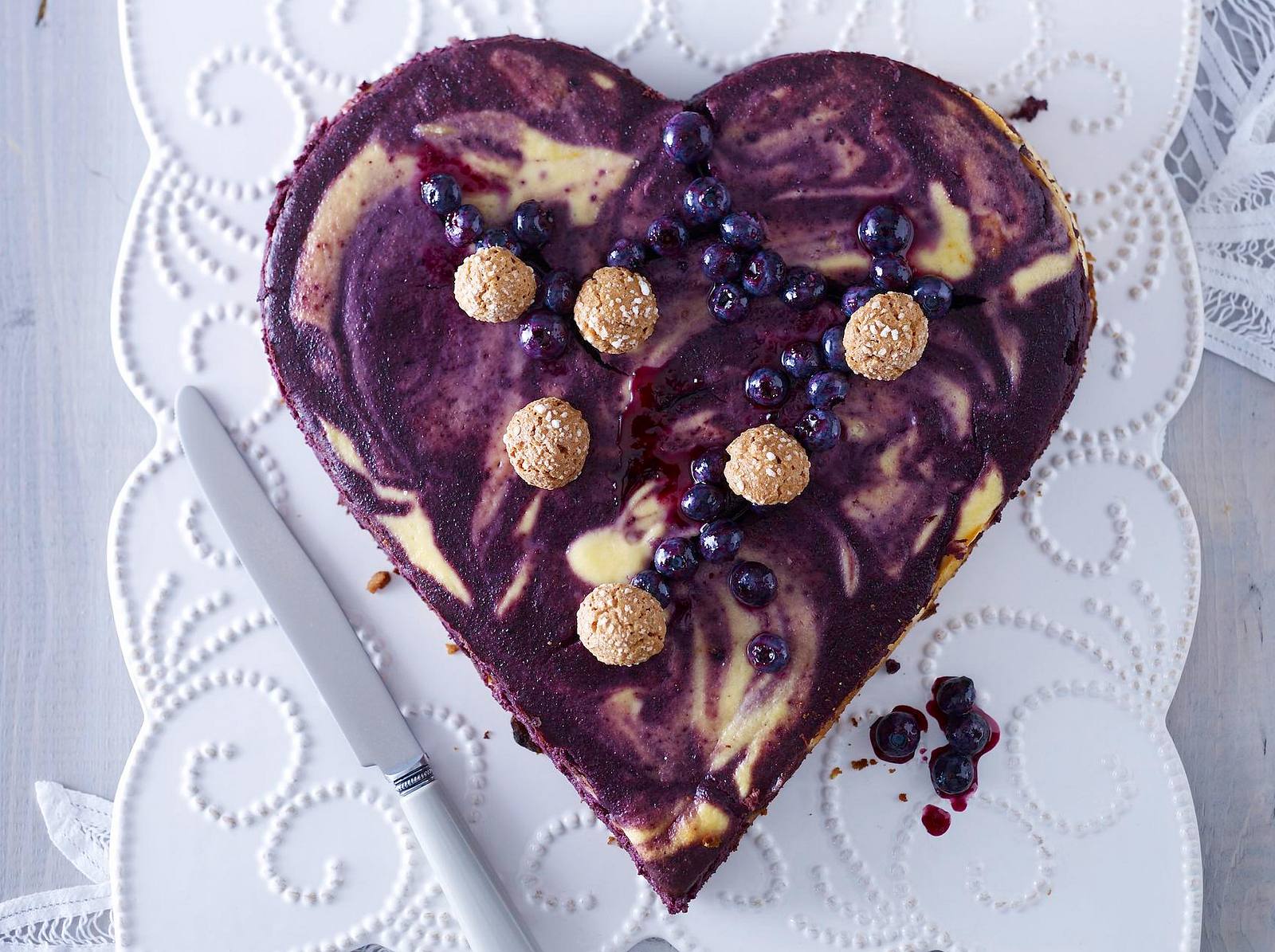 Heidelbeer-Käsekuchen-Herz Rezept | LECKER