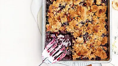 Heidelbeer-Mandel-Crumble Rezept - Foto: LECKER @ Bauer Media Group