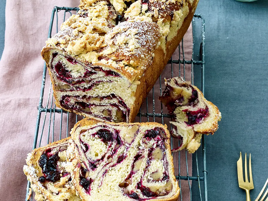 Heidelbeer-Marzipan-Hefekuchen mit Mandelstreuseln Rezept