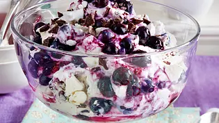 Heidelbeer-Mascarpone-Becher mit Baiser und Schokolade Rezept - Foto: LECKER @ Bauer Media Group Heidelbeer-Mascarpone-Becher mit Baiser und Schokolade Rezept - Foto: LECKER @ Bauer Media Group