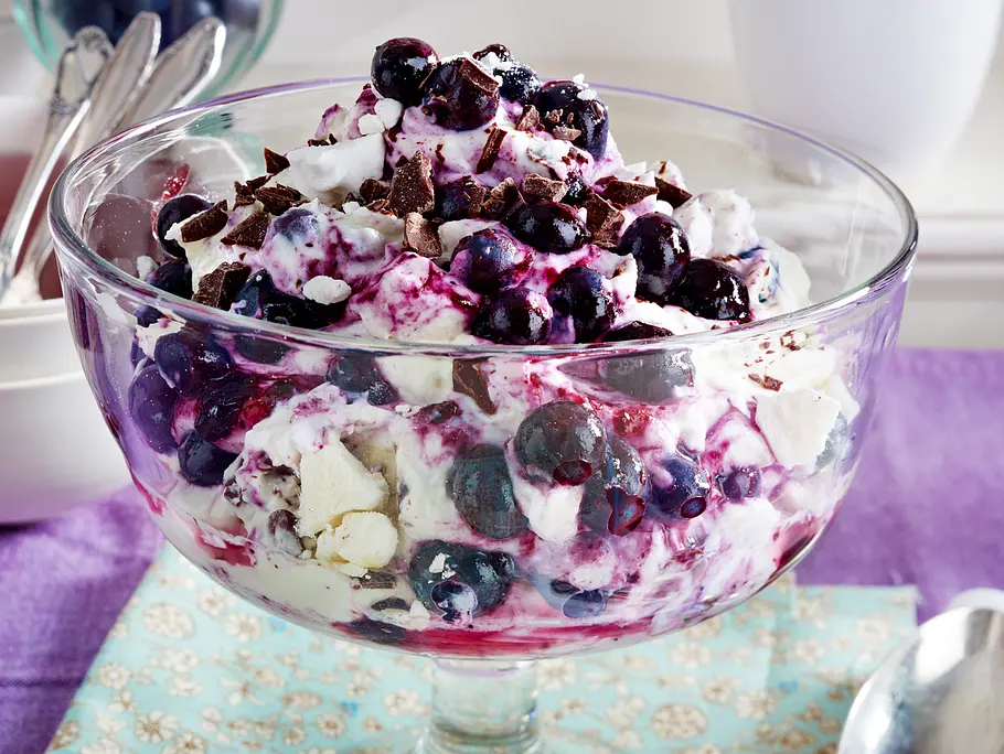 Heidelbeer-Mascarpone-Becher mit Baiser und Schokolade Rezept Heidelbeer-Mascarpone-Becher mit Baiser und Schokolade Rezept