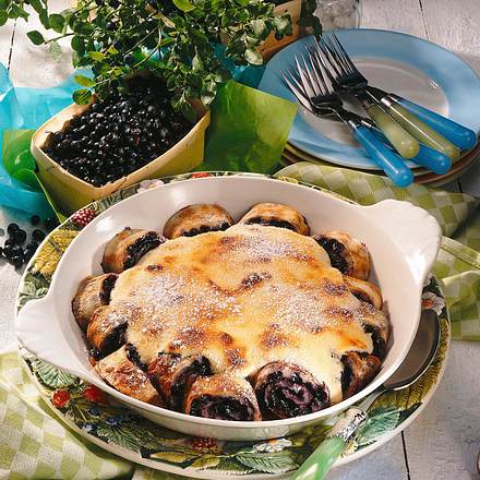Heidelbeer-Pfannkuchenröllchen mit Quarkguss Rezept Heidelbeer-Pfannkuchenröllchen mit Quarkguss Rezept