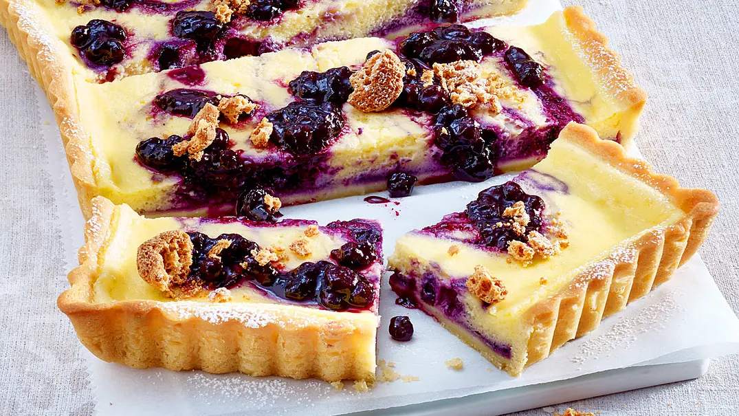 Heidelbeer-Tarte mit Amarettini Rezept - Foto: LECKER @ Bauer Media Group
