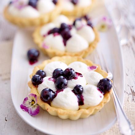 Heidelbeer-Tarteletts mit Tahiti-Vanille-Sahne Rezept Heidelbeer-Tarteletts mit Tahiti-Vanille-Sahne Rezept