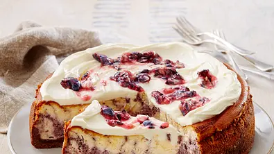 Heidelbeer-Zebrakuchen mit Frischkäsehaube Rezept - Foto: LECKER @ Bauer Media Group