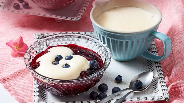 Heidelbeergrütze zu luftig-feiner Zabaione Rezept - Foto: House of Food / Bauer Food Experts KG