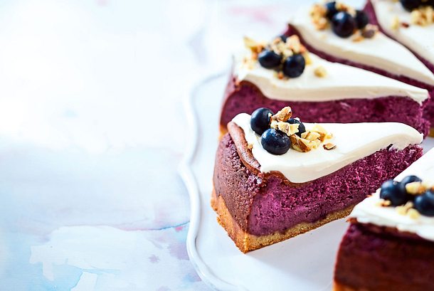 Fruchtig gefärbter Heidelbeerkäsekuchen mit Mürbeteigverstärkung Rezept Fruchtig gefärbter Heidelbeerkäsekuchen mit Mürbeteigverstärkung Rezept