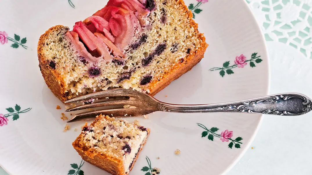 Heidelbeerkuchen mit Apfelrosen Rezept - Foto: LECKER @ Bauer Media Group