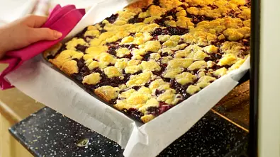 Heidelbeerkuchen mit Zuckerstreusel Rezept - Foto: LECKER @ Bauer Media Group