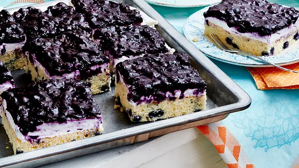 Saftiger Heidelbeerkuchen vom Blech, in Stücke geschnitten - Foto: LECKER @ Bauer Media Group