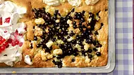 Heidelbeerkuchen vom Blech mit Mandelstreuseln Rezept - Foto: LECKER @ Bauer Media Group
