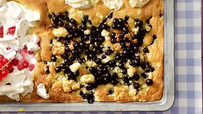 Heidelbeerkuchen vom Blech mit Mandelstreuseln Rezept - Foto: LECKER @ Bauer Media Group