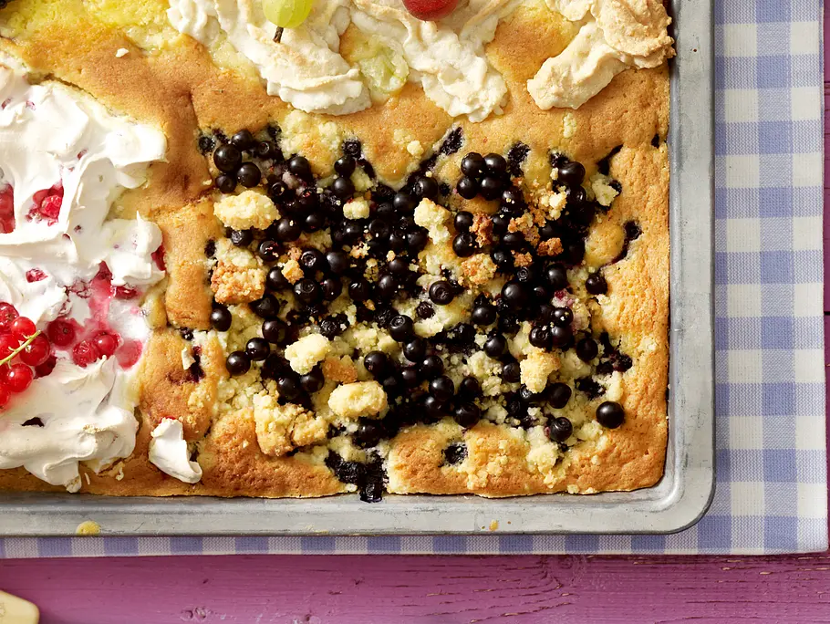 Heidelbeerkuchen vom Blech mit Mandelstreuseln Rezept Heidelbeerkuchen vom Blech mit Mandelstreuseln Rezept