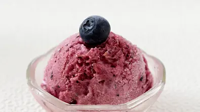 Heidelbeersorbet Rezept - Foto: LECKER @ Bauer Media Group