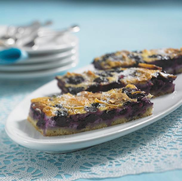 Heidelbeerstreifen mit Crème-fraîche-Guss Rezept Heidelbeerstreifen mit Crème-fraîche-Guss Rezept