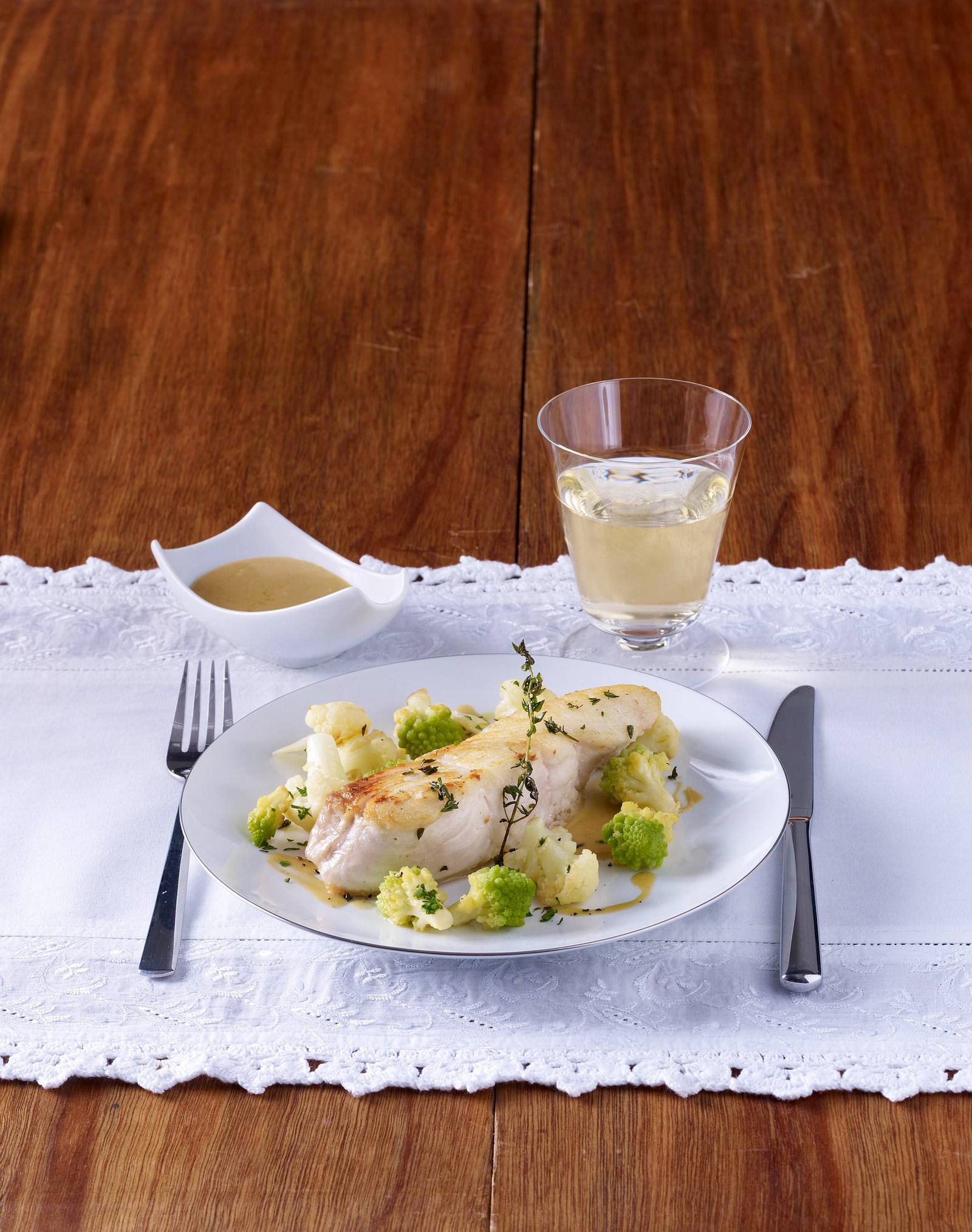Heilbutt mit Romanesco und Koriandersoße Rezept | LECKER