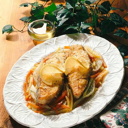 Heilbuttkoteletts auf Gemüse Rezept Heilbuttkoteletts auf Gemüse Rezept