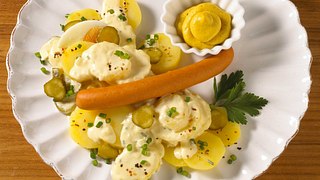 Heiligabend-Essen: Kartoffelsalat und Würstchen - Foto: House of Food / Bauer Food Experts KG