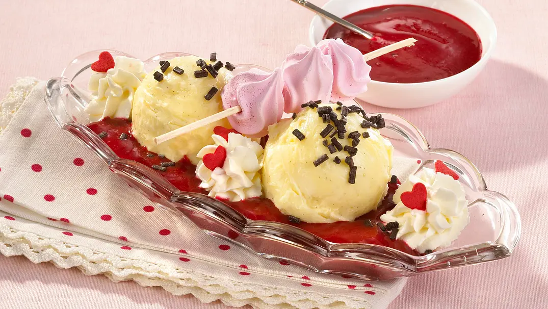 Heiße Liebe (Vanilleeis mit Himbeerpüree) Rezept - Foto: LECKER @ Bauer Media Group