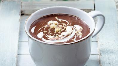 Heiße Schokolade 6 x anders: mit Kokosmilch, Karamellsirup und Kokosraspeln Rezept - Foto: LECKER @ Bauer Media Group