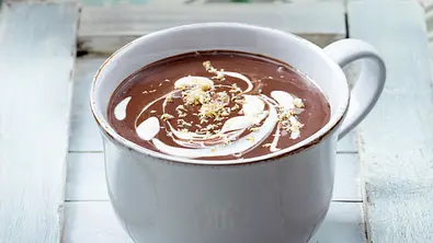 Heiße Schokolade 6 x anders: mit Kokosmilch, Karamellsirup und Kokosraspeln Rezept - Foto: LECKER @ Bauer Media Group