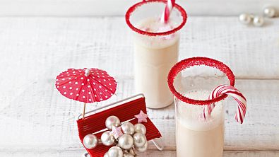 Heiße weiße Schokolade mit rotem Zuckerrand Rezept - Foto: LECKER @ Bauer Media Group