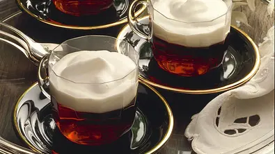 Heißer Amaretto mit Sahne Rezept - Foto: LECKER @ Bauer Media Group