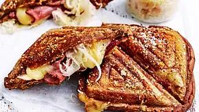 Heißes Pastrami-Sandwich powered by Sauerkraut Rezept - Foto: LECKER @ Bauer Media Group Heißes Pastrami-Sandwich powered by Sauerkraut Rezept - Foto: LECKER @ Bauer Media Group