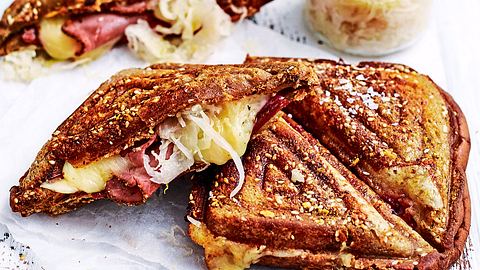 Heißes Pastrami-Sandwich powered by Sauerkraut Rezept - Foto: House of Food / Bauer Food Experts KG