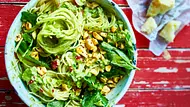 Heißhungerpasta mit Avocado-Radieschen-Pesto Rezept - Foto: LECKER @ Bauer Media Group