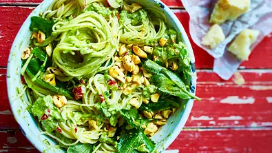 Heißhungerpasta mit Avocado-Radieschen-Pesto Rezept - Foto: LECKER @ Bauer Media Group
