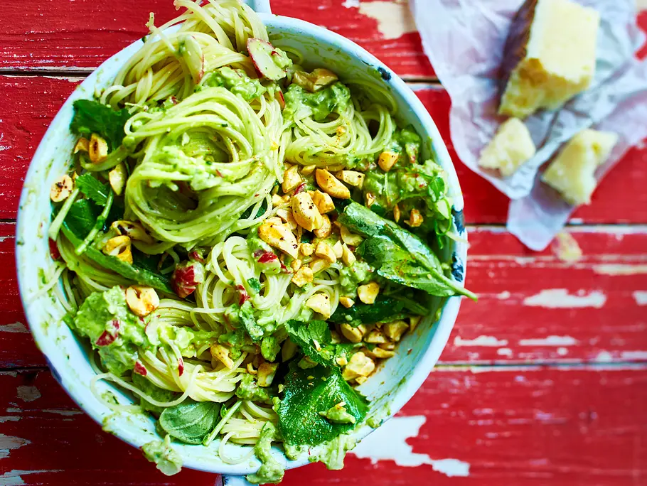 Heißhungerpasta mit Avocado-Radieschen-Pesto Rezept Heißhungerpasta mit Avocado-Radieschen-Pesto Rezept