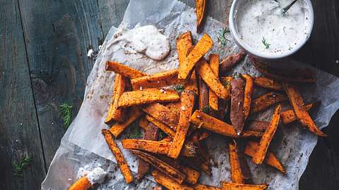 Süßkartoffelpommes mit Cajun-Gewürzen und Joghur-Dill-Sauce - Foto: iStock/asab974