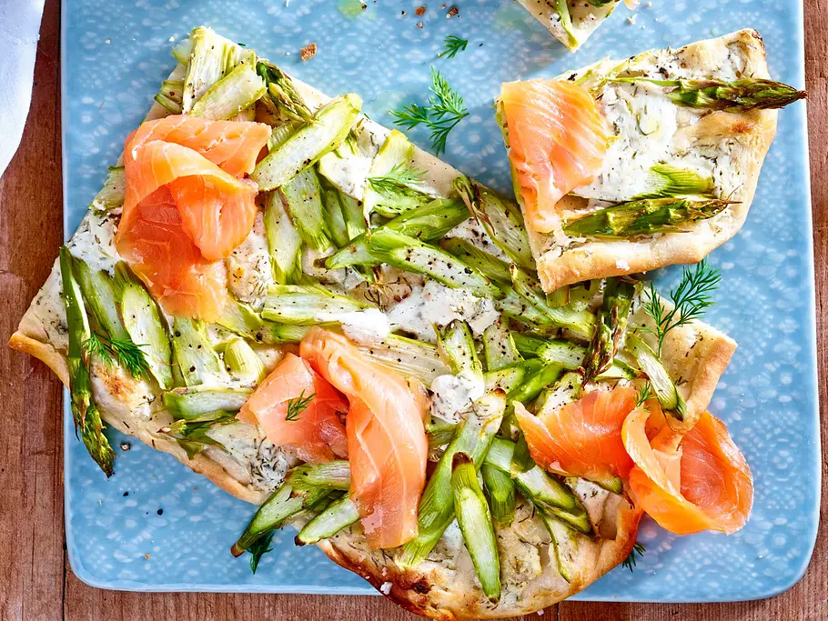 Heißes Blechle: Flammkuchen mit Spargel Heißes Blechle: Flammkuchen mit Spargel