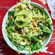 Vegetarische Nudelgerichte: Heißhungerpasta mit Avocado-Radieschen-Pesto - Foto: House of Food / Bauer Food Experts KG