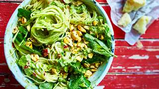 Vegetarische Nudelgerichte: Heißhungerpasta mit Avocado-Radieschen-Pesto - Foto: House of Food / Bauer Food Experts KG