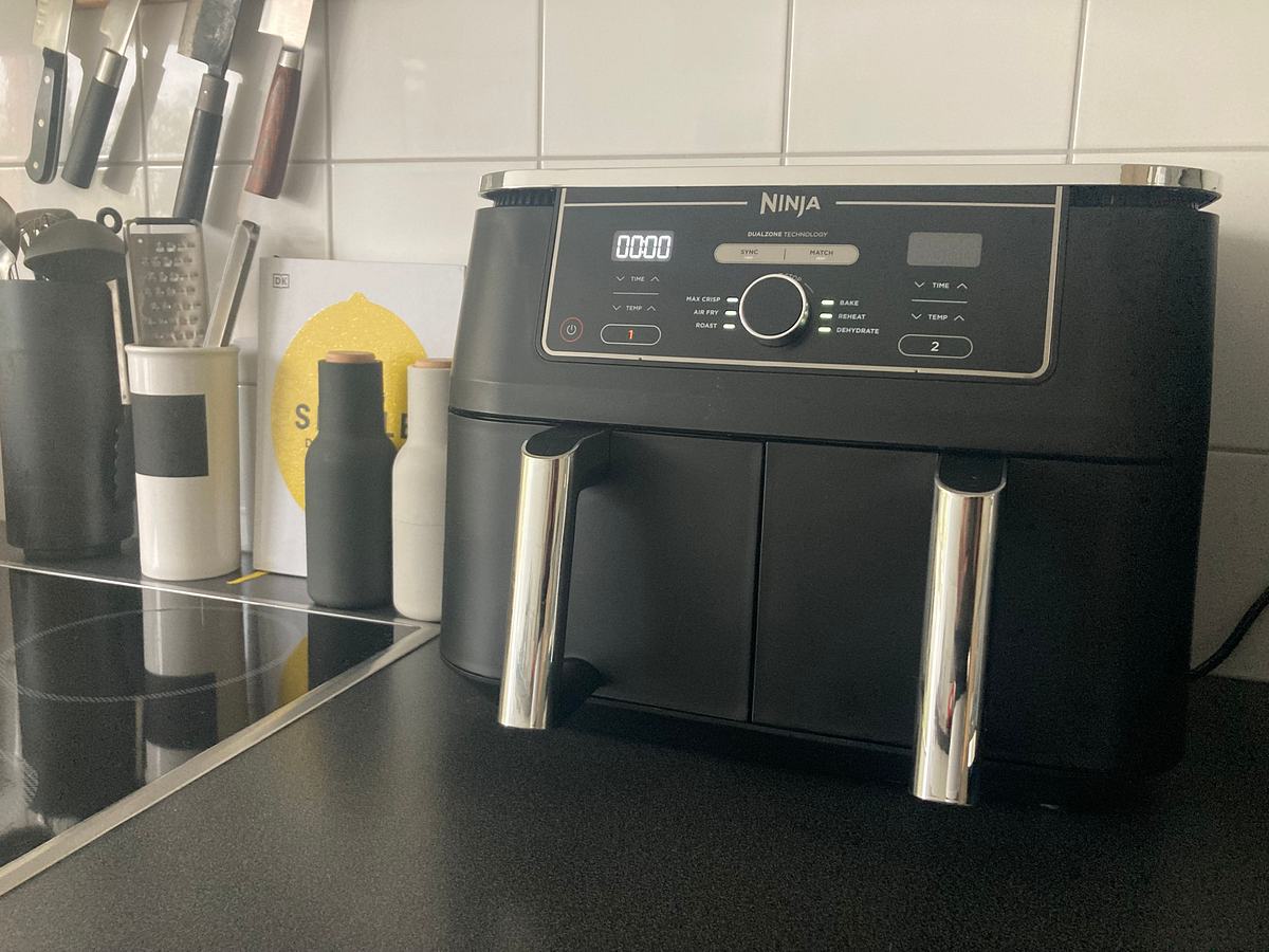 Heißluftfritteuse Ninja AF400EU Eine Fritteuse von Ninja steht auf einer Küchenzeile
